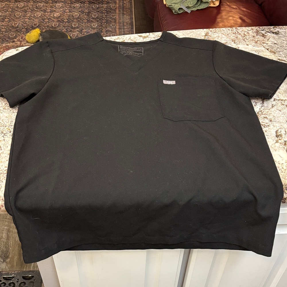 Figs Men's Black Short Sleeve V-Neck Tee